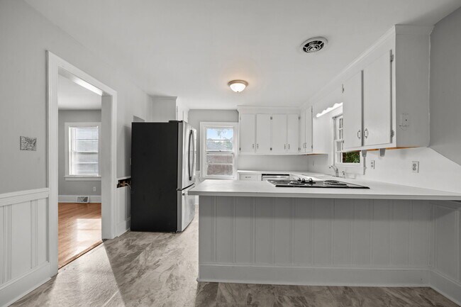 Building Photo - 2405 Jefferson Dr