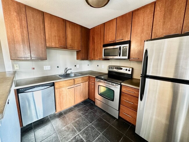 Building Photo - Prime Location Condo: Bright 1 Bed, 1 Bath...