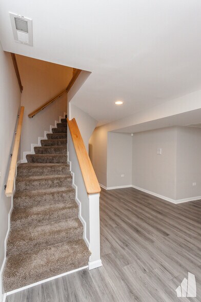 Building Photo - 845 W Lawrence Ave