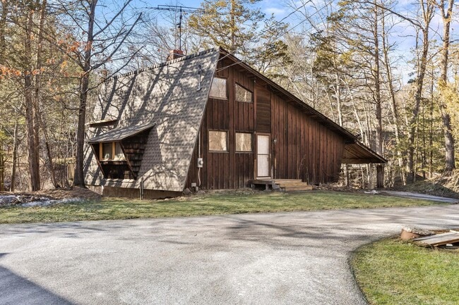 Building Photo - 304 Lake Lodge Dr