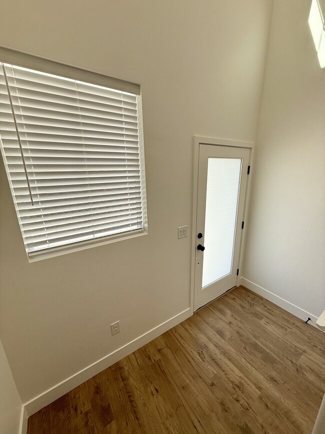 Building Photo - 564 1860 N