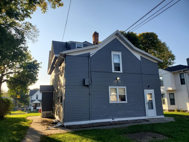 Building Photo - 220 N Prairie Ave