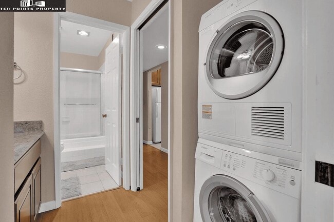 Building Photo - 1400 Carpentier St