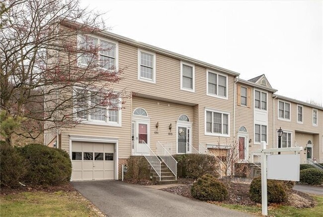 Building Photo - 1211 Meadowbrook Dr