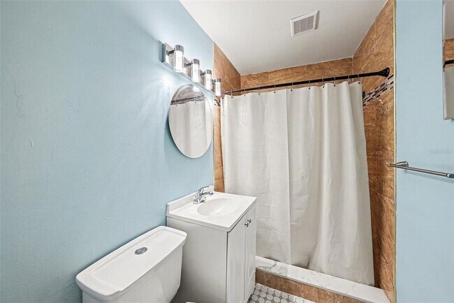 Building Photo - 816 W Minnehaha St