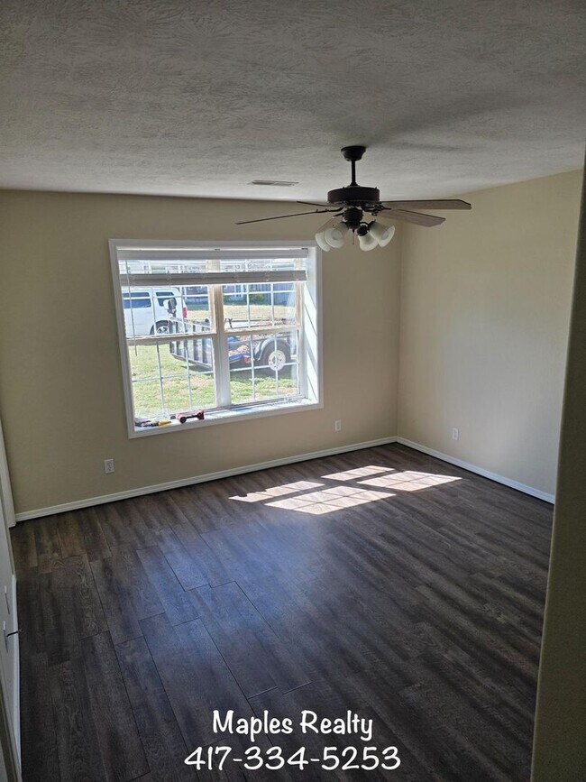 Building Photo - 3 Bed | 2 Bath Home in Hollister, MO – Flat Yard + 2-Car Garage