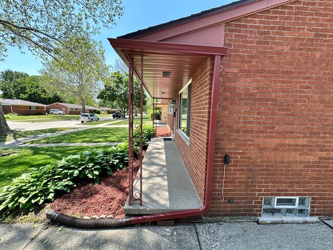Building Photo - Impeccably Clean Warren Ranch!