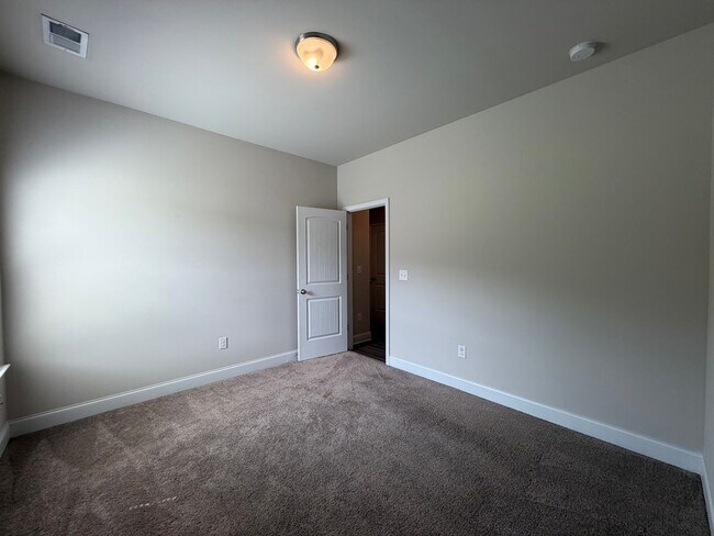 Building Photo - Spacious 4/2.5 House in Rydal- $2,995