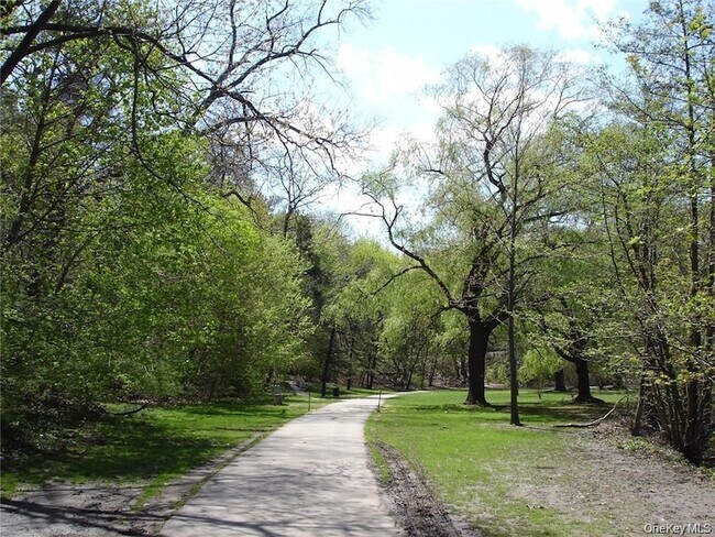 Building Photo - 1 Consulate Dr