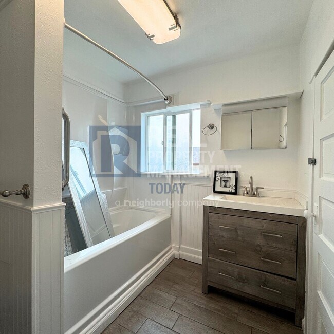 Building Photo - Calvin - 1651 (Cascade Group)