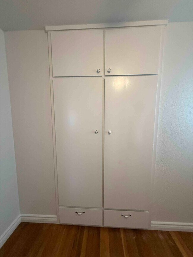 Building Photo - Great 3 Bedroom Walking Distance to American River