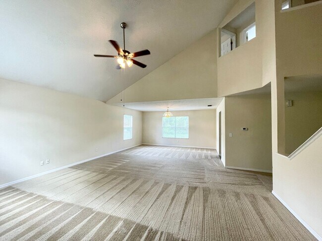 Building Photo - LARGE AND SPACIOUS 4/3 HOME IN WEDGEFIELD GOLF COURSE COMMUNITY