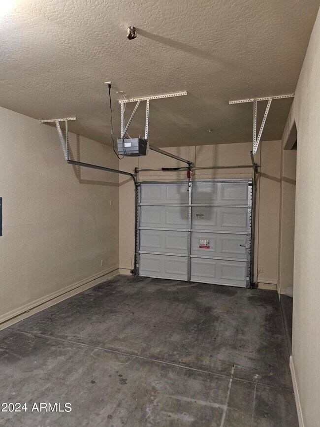 Building Photo - 6111 E Knolls Way N