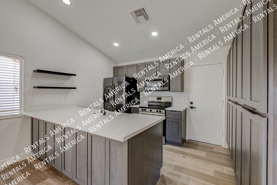 Building Photo - 819 W Ross Ave