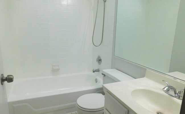 Building Photo - 1645 Hilton Head Dr