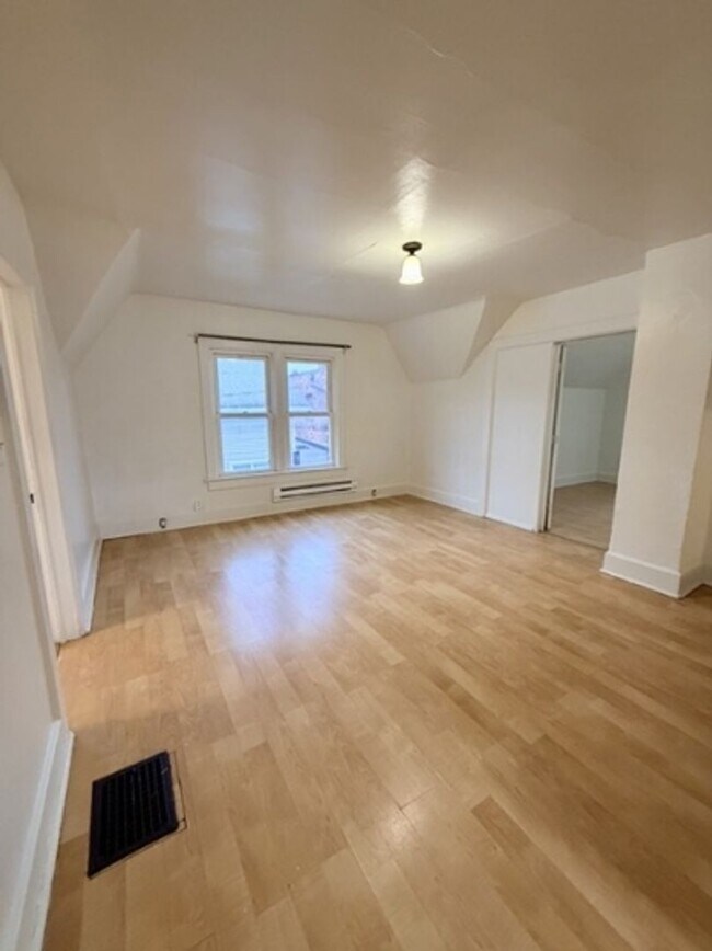 Building Photo - 611 N Broadway