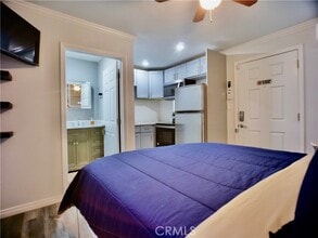 Building Photo - 1220 W 56th St