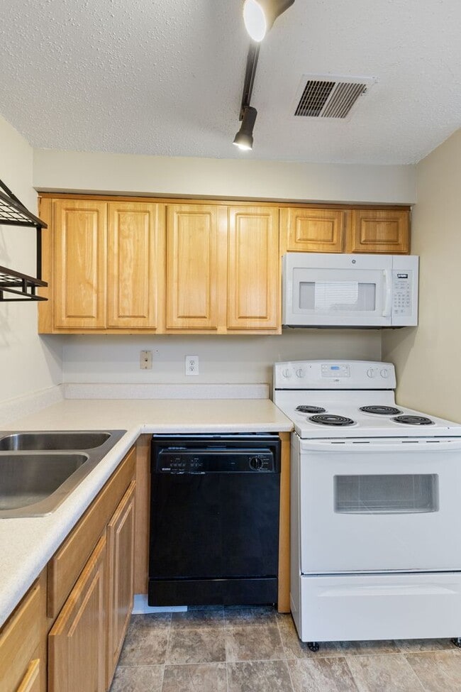 Building Photo - 3520 E Fall Creek Pkwy N Dr