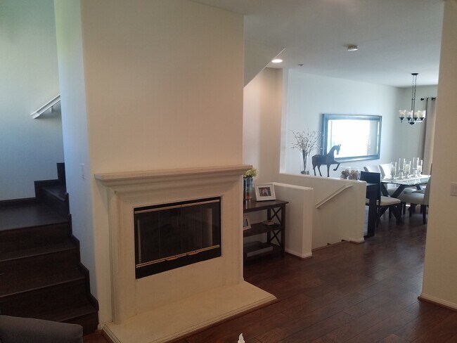 Building Photo - 2 Bedroom with an office!!