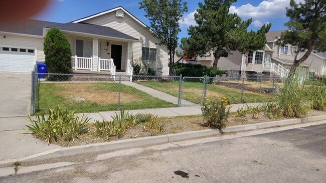 Building Photo - 627 E 700 N