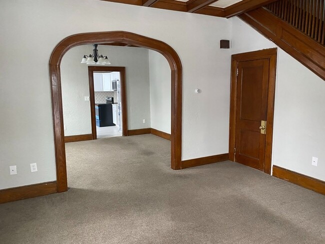 Building Photo - 820 Main St