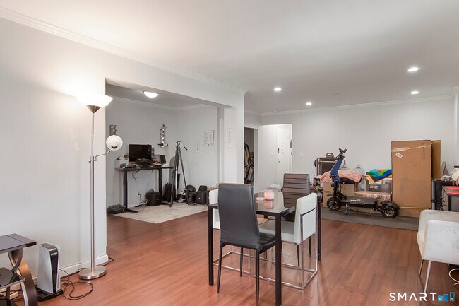 Building Photo - 7 4th St