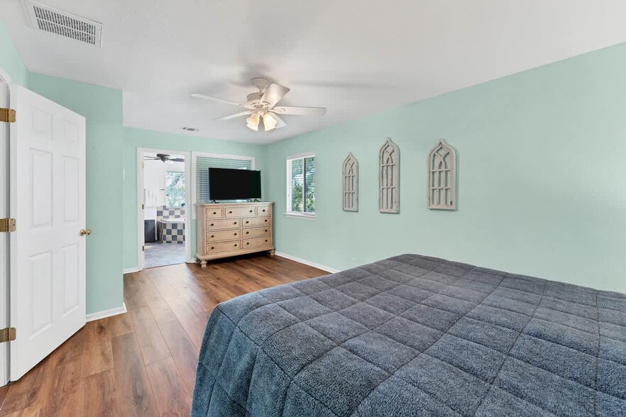 Building Photo - 2388 Lakeshore Dr