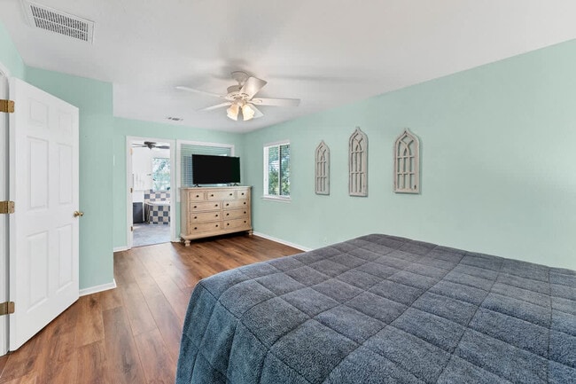 Building Photo - 2388 Lakeshore Dr