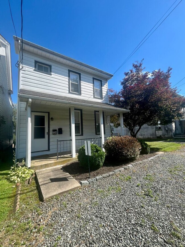 Building Photo - Available Now! 3 Bed, 1 Bath in Boyertown