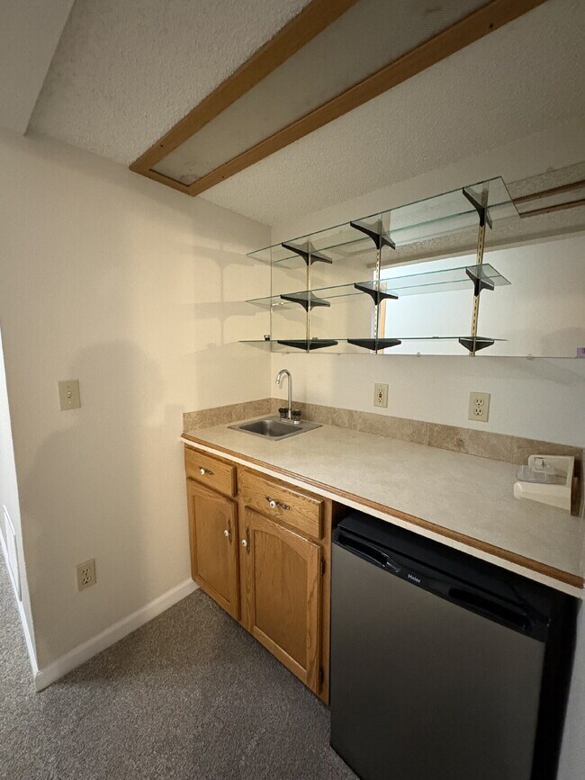 Building Photo - 5 Bedroom - Pulpit Rock