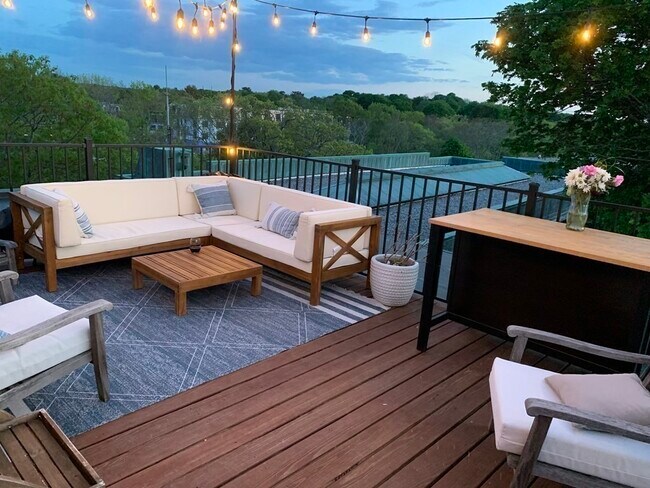 Building Photo - 52R River St