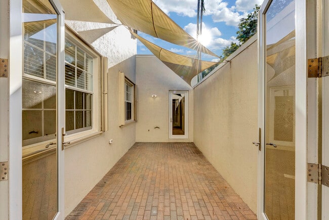 Building Photo - 406 NW 25th Ave