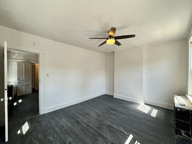 Building Photo - 5 bed/2 bath Mins. from UC Campus for Only...