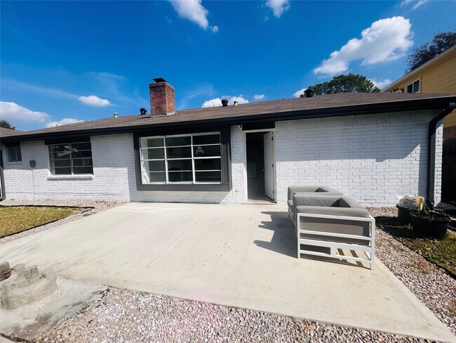 Building Photo - 10502 Long River Dr