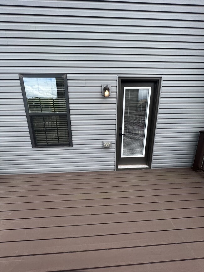 Building Photo - Exceptional 3-Level Corner Unit Townhome w...