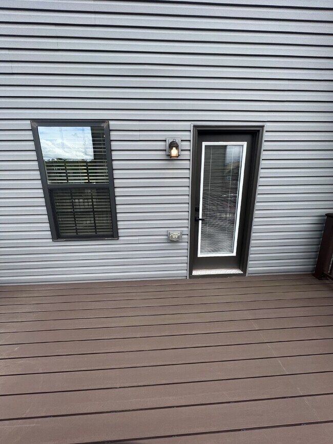 Building Photo - **Special Move-in Offer**  $500 off of the...