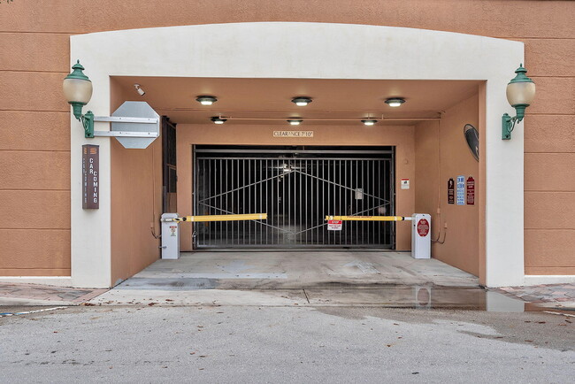Building Photo - 511 Lucerne Ave