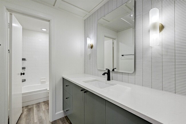 Building Photo - 2100 Tanglewilde St