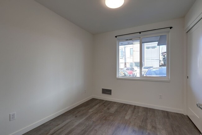 Building Photo - Stylish Capitol Hill Townhouse Living | 2 Bed + Den + Rooftop