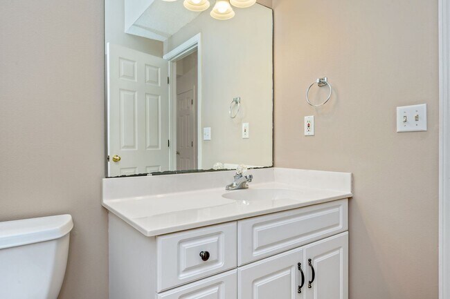 Building Photo - Spacious 2-Bedroom Condo at The Oaks – Pri...