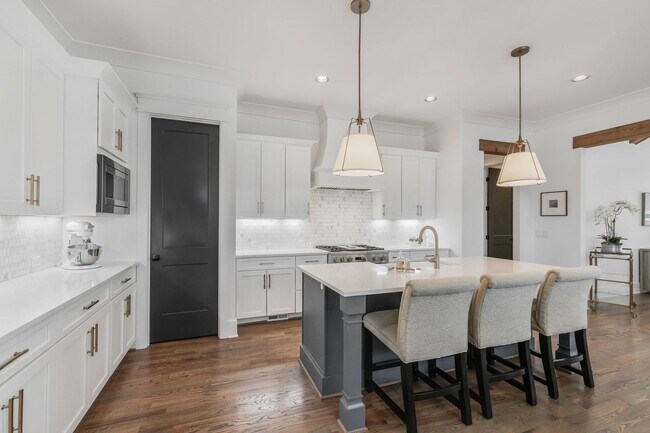 Building Photo - 5 Bedroom Home with Luxury Finishes in West End