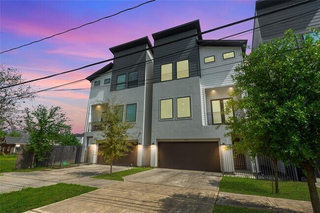 Building Photo - 3013 Nagle St
