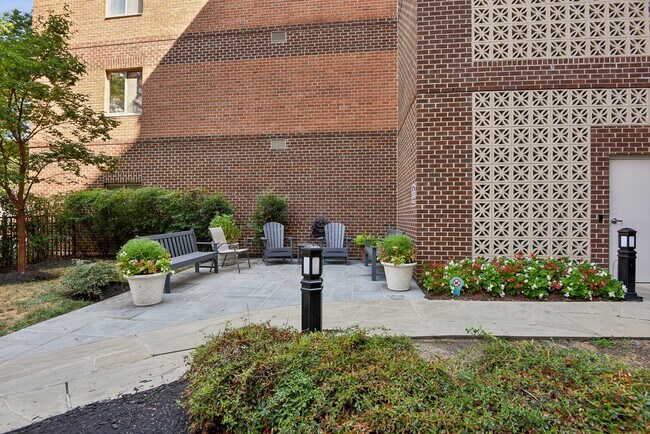 Building Photo - 1050 N Stuart St