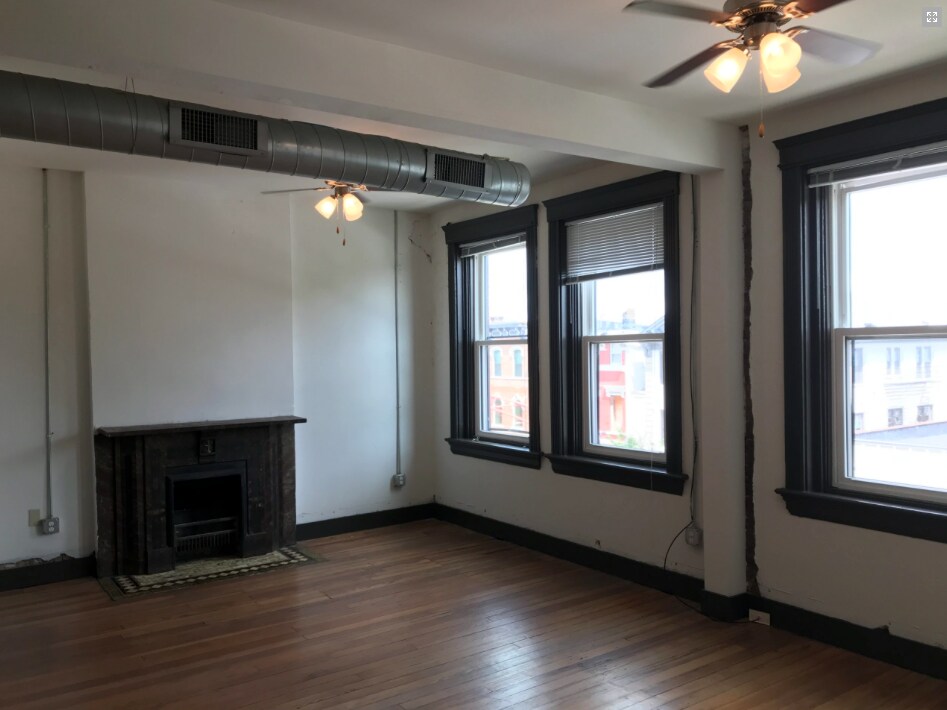 Building Photo - 2611 Short Vine St