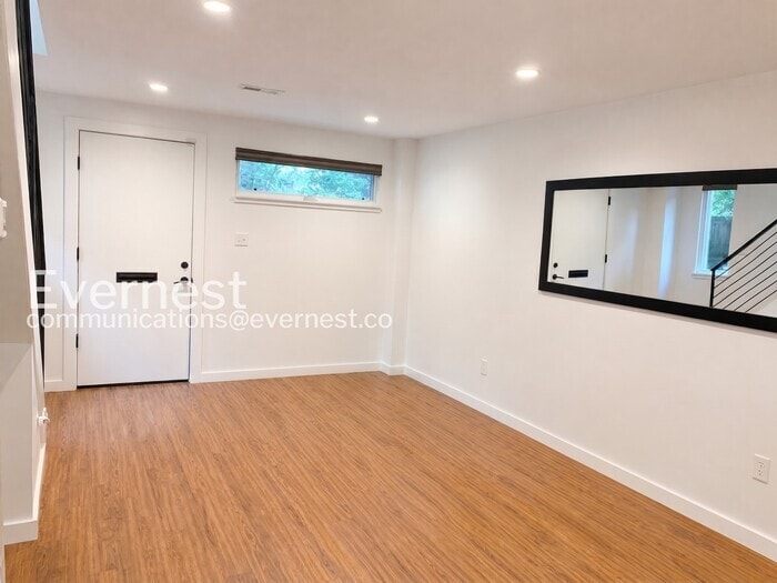 Building Photo - 209 Robinson Sq Aly