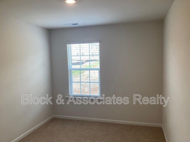 Building Photo - 145 Tributary Wy