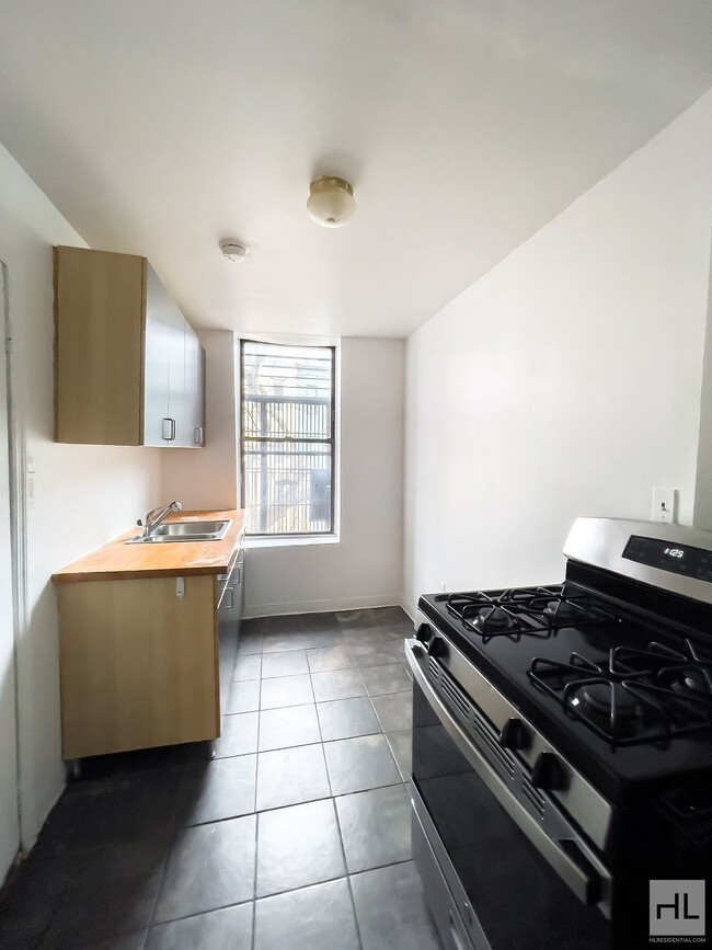 Building Photo - Spacious Bushwick 2-Bed 1-Bath / Maria Her...