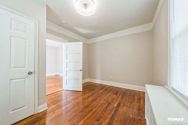 Building Photo - 28 Hollow Wood Ln