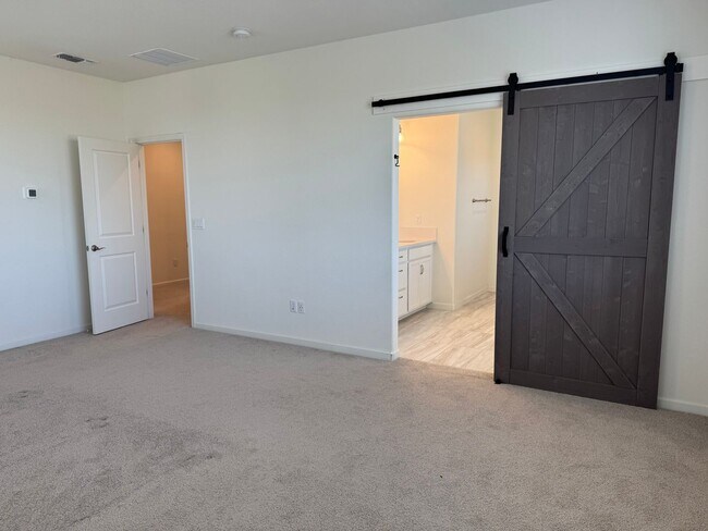 Building Photo - Beautiful 5 Bedroom, 3 Bathroom, 2800 Sqft...