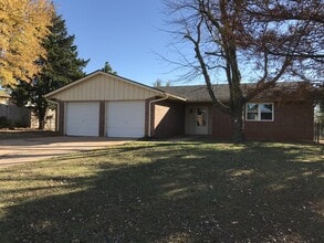 Building Photo - Enjoy living in Mustang!